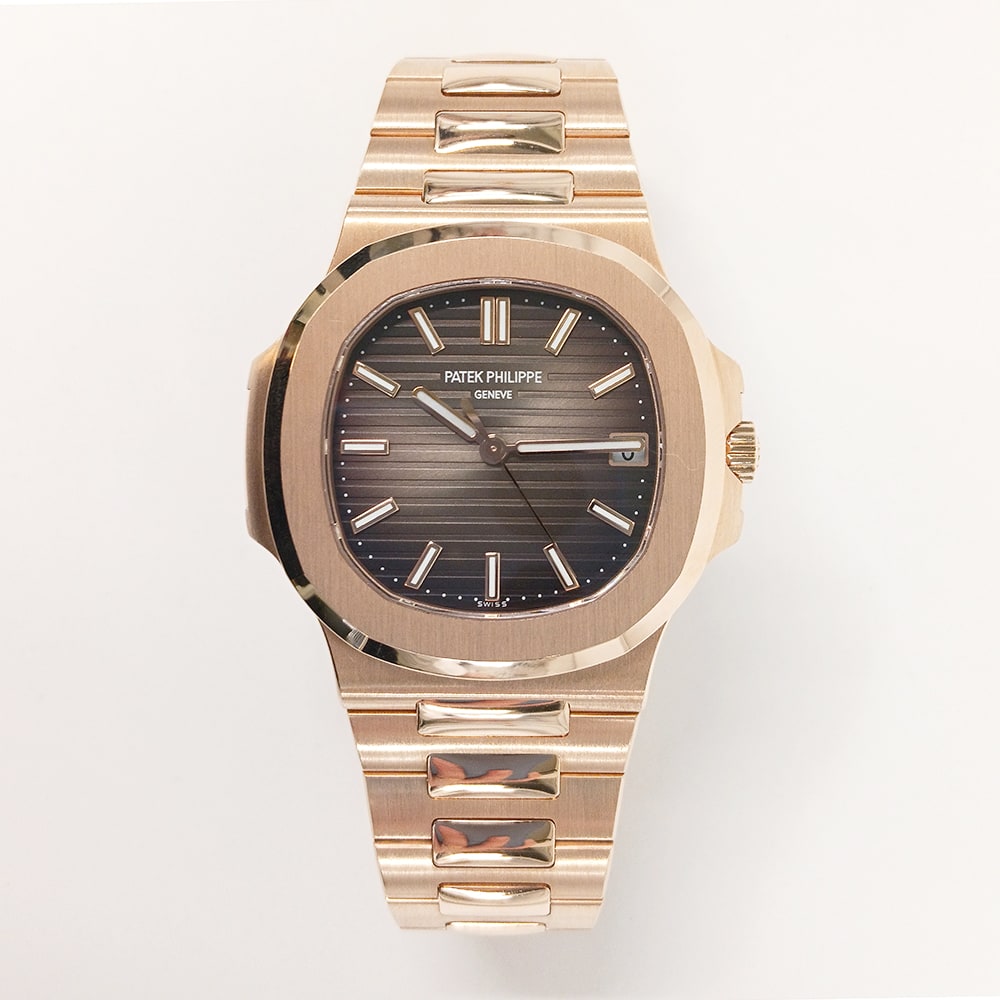 Patek Philippe باتيك فيليب نوتيلوس — روز غولد كلاسيكي — ميناء بني متدرج، سوار روز غولد متكامل