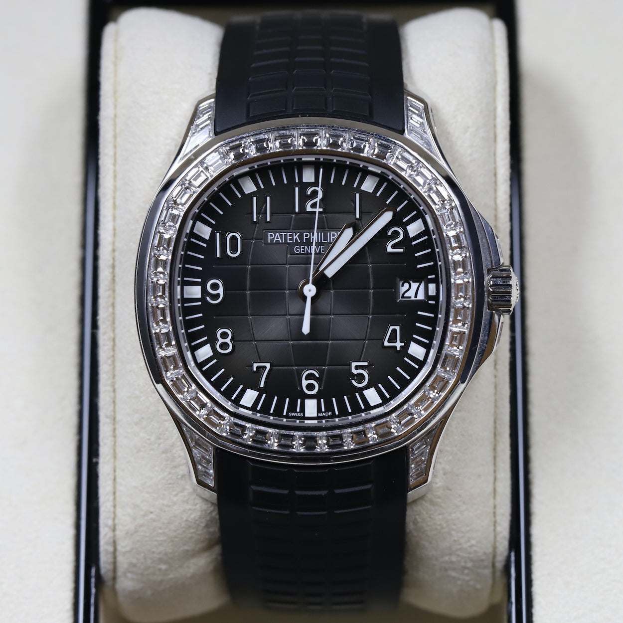 Patek Philippe باتيك فيليب أكوانوت — أسود بالألماس — علبة فاخرة، إطار مرصع، سوار مطاطي أسود