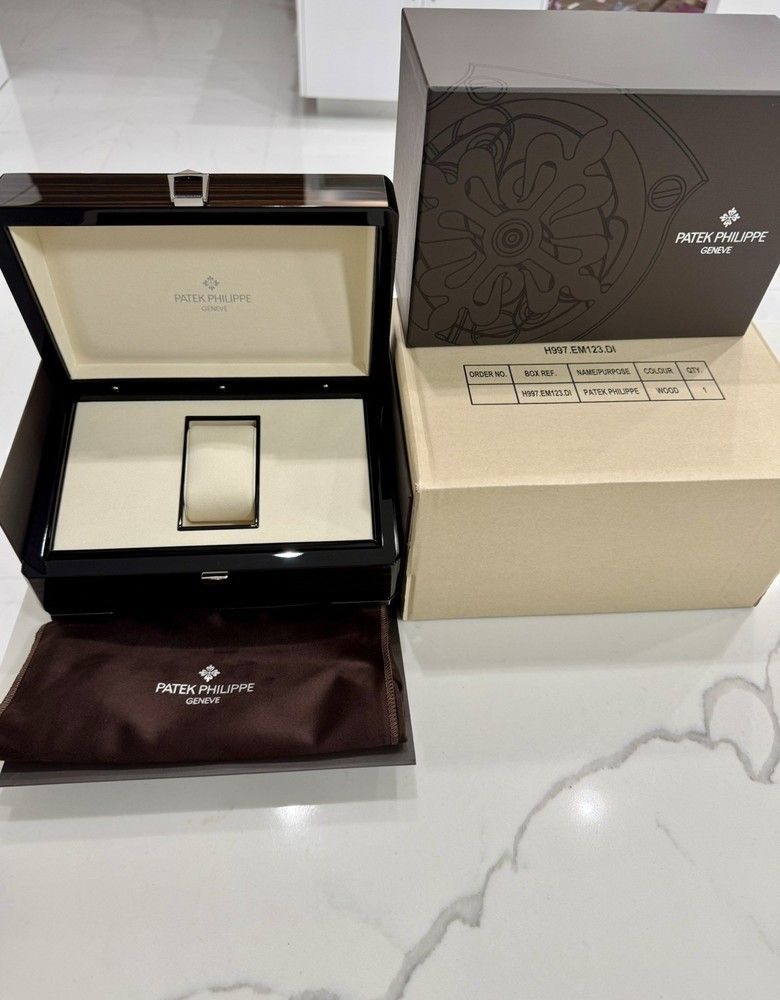 Patek Philippe Nautilus — Rose Gold Bracelet Brun — Le Coffret Officiel